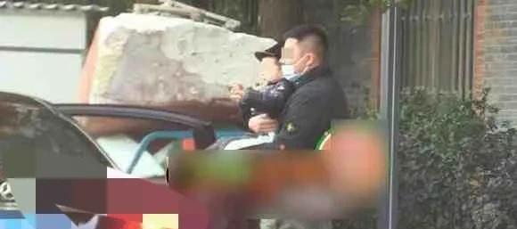 最新吃瓜爆料打架事件新闻,某明星深夜街头打架事件引发热议